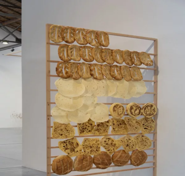 Installation artistique du CRAC19 avec différents types de pains accrochés venant de différentes cultures